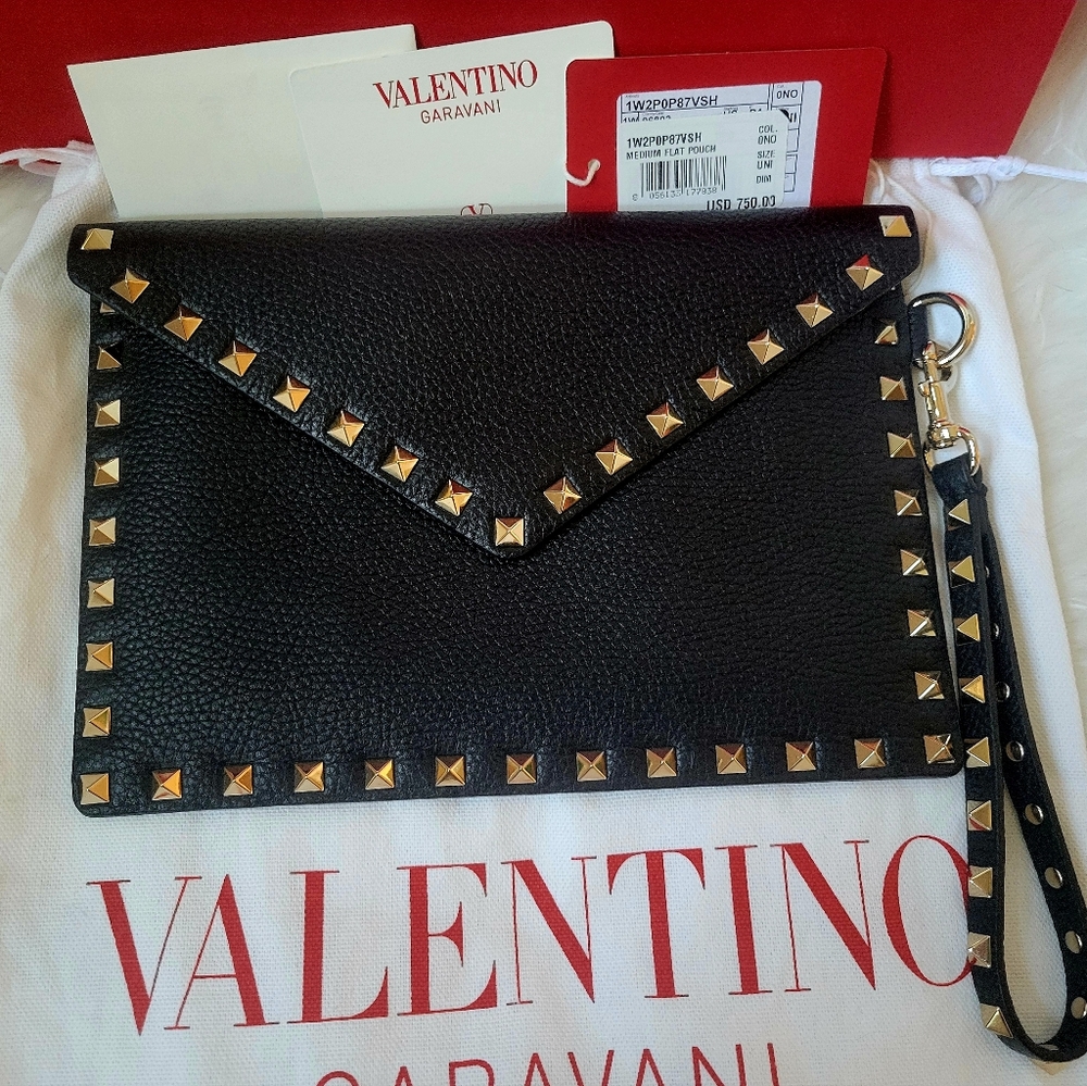 VALENTINO GARAVANI Pebbled Calfskin Medium Rockstud Envelope Wristlet Black - Picture 3 of 9